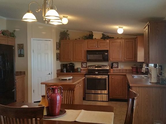 Kitchen and breakfast area