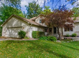 1605 Royal Oak Dr, Chaska, MN 55318