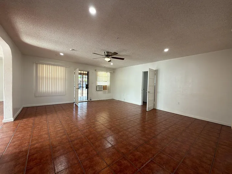 986 Merritt Dr — Photo 17