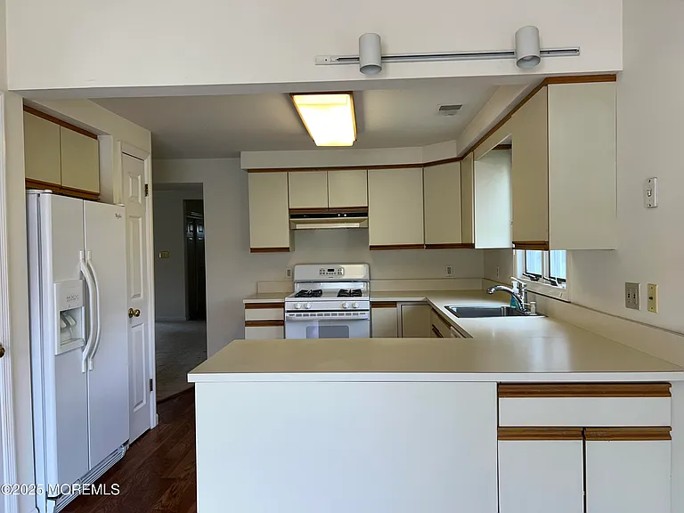 465 Adrian Ave — Photo 4