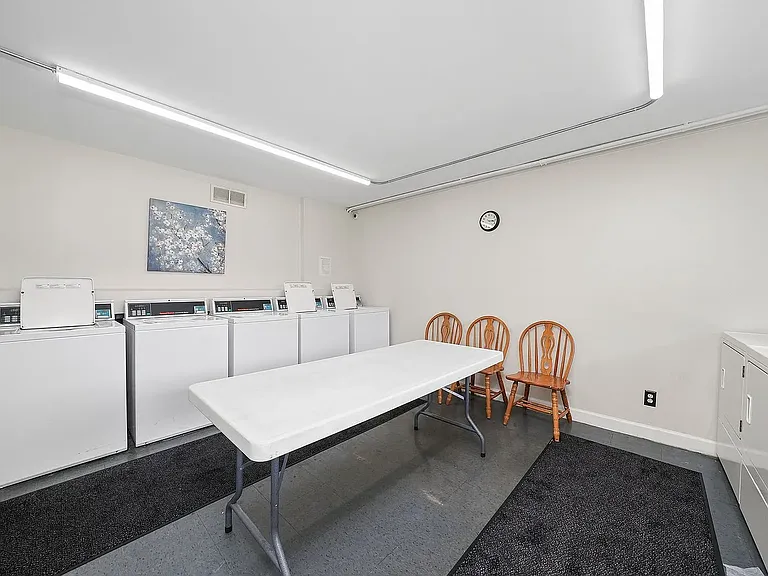Sherwood Forest Apartments — Photo 2