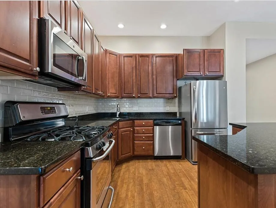Building Photo - 655 E 2nd St #207