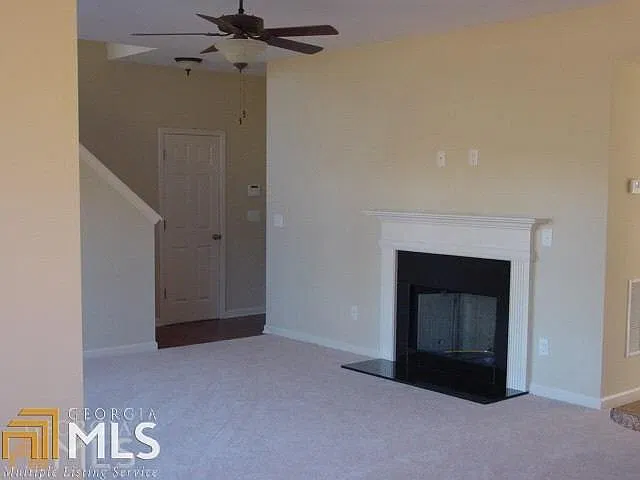 3 bed, 2.5 bath, 1936 sqft, $2,100 — Photo 3