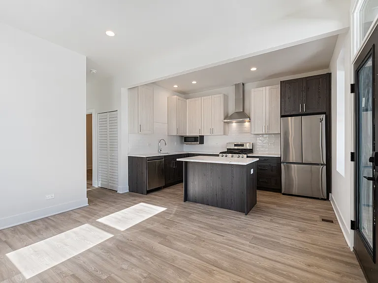 2833 N Whipple St #1R — Photo 8