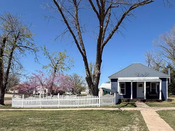 624 W 11th St, Larned, KS 67550