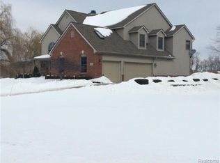 21388 Winding Creek Dr, South Lyon, MI