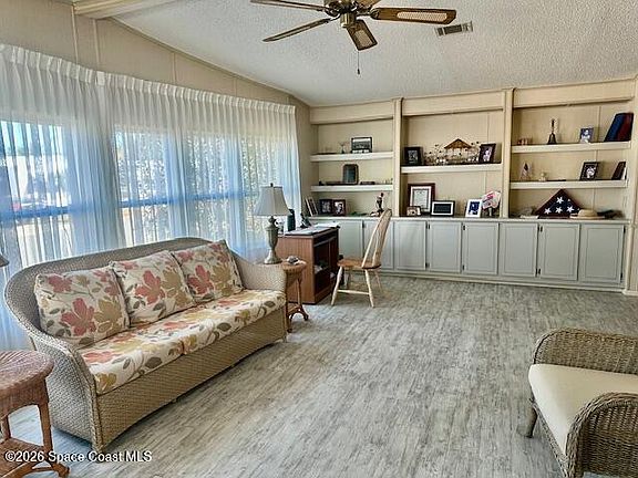 3rd image of 919 Jacaranda Dr