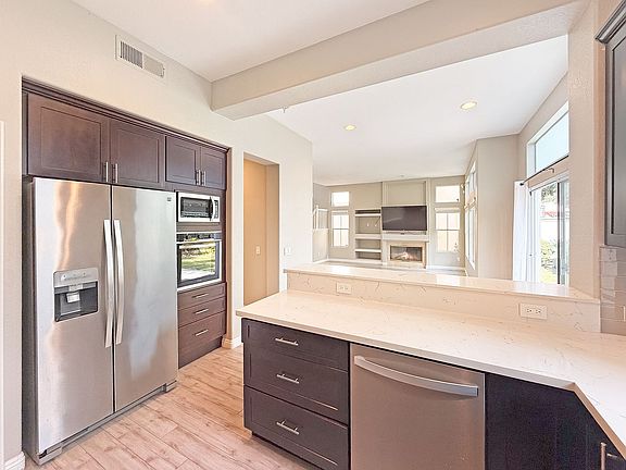 3rd image of 5423 Renaissance Ave