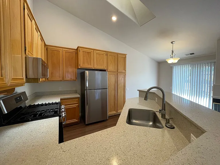 Exceptionally Spacious and Modernized 2x2 Townhouse w/Garage and Washer/Dryer Hookups! — Photo 27