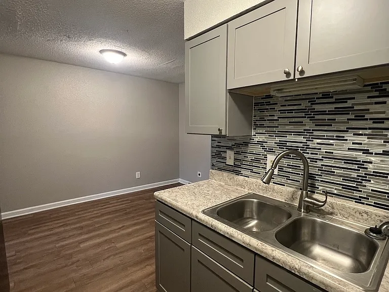 425 Homestead St #D — Photo 7