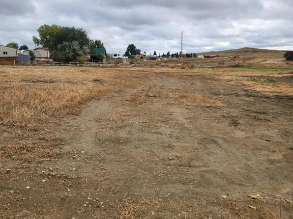 4 Chickasaw Dr, Newcastle, WY 82701