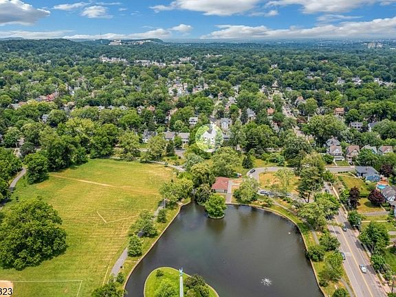 4th image of 9 Parkway