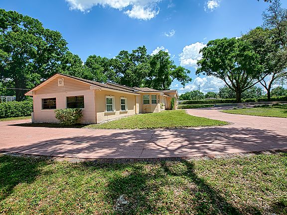 3rd image of 100 Sandy Oaks Pl