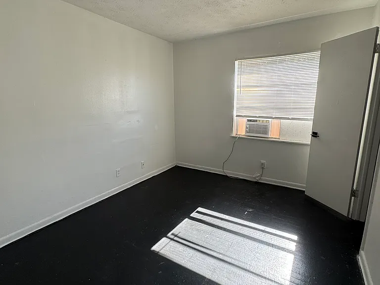 1131 Phelps St — Photo 13