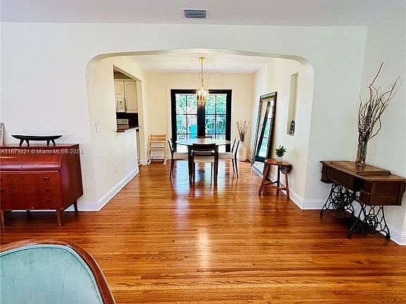 3rd image of 815 Mariana Ave
