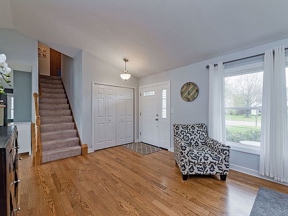 3rd image of 25W055 Canary Ct