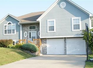 15513 Pebble Dr, Basehor, KS 66007