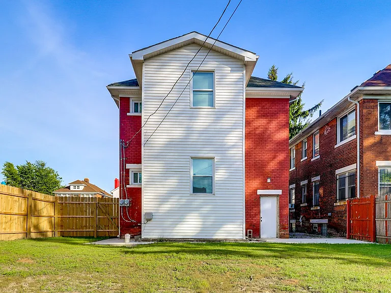 1644 Gladstone St — Photo 24