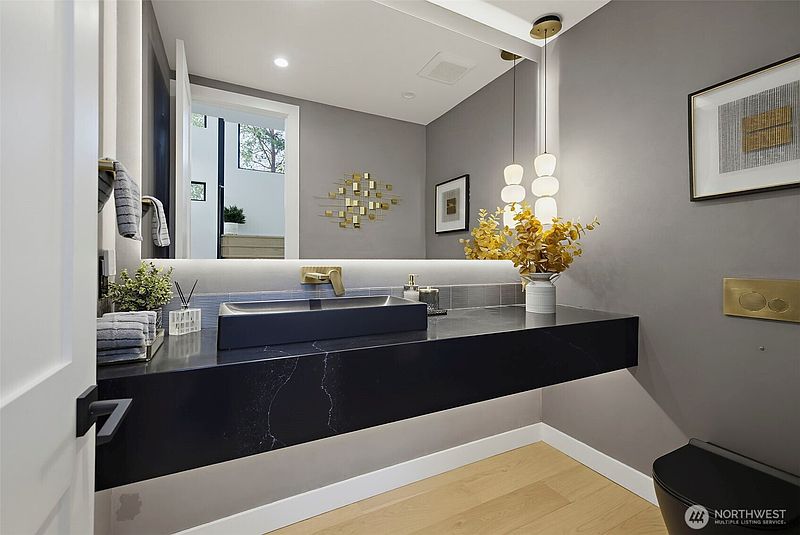 4th image of 422 98th Avenue NE