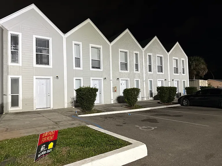 4280 Desoto Ave — Photo 1