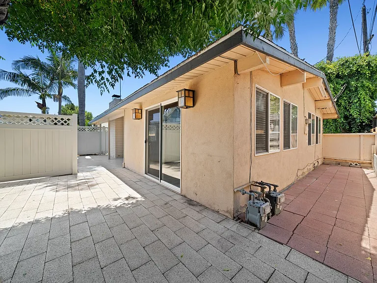 2545 Elden Ave — Photo 14