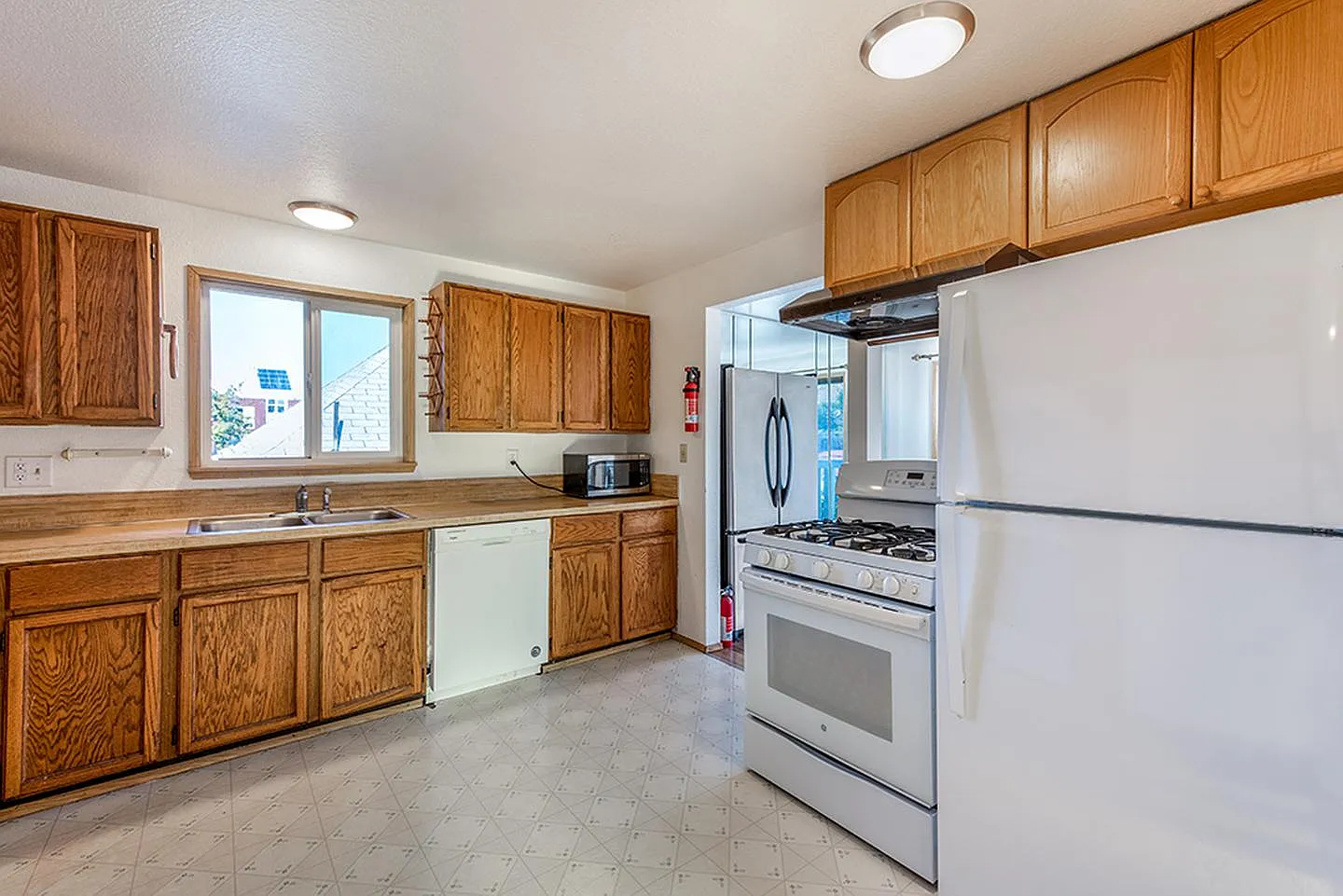 Spacious Central District home by Madrona Farmers Market — Photo 3