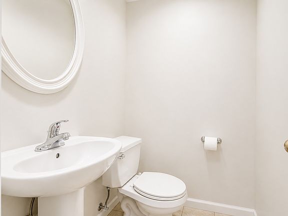 4th image of 137 Lafayette Ave #1