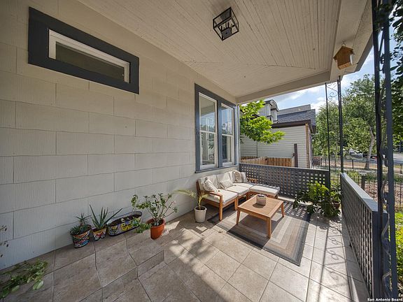 3rd image of 509 W Mistletoe Ave