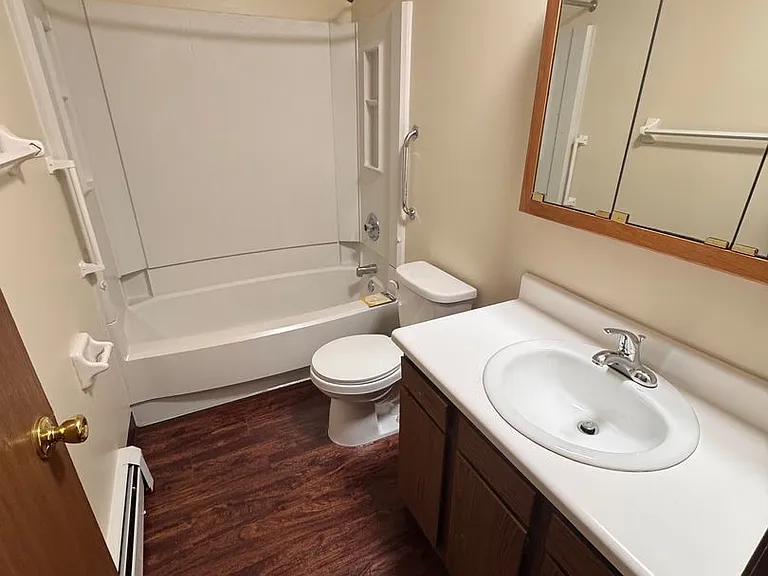 Willow Creek Apartments 1100 — Photo 5