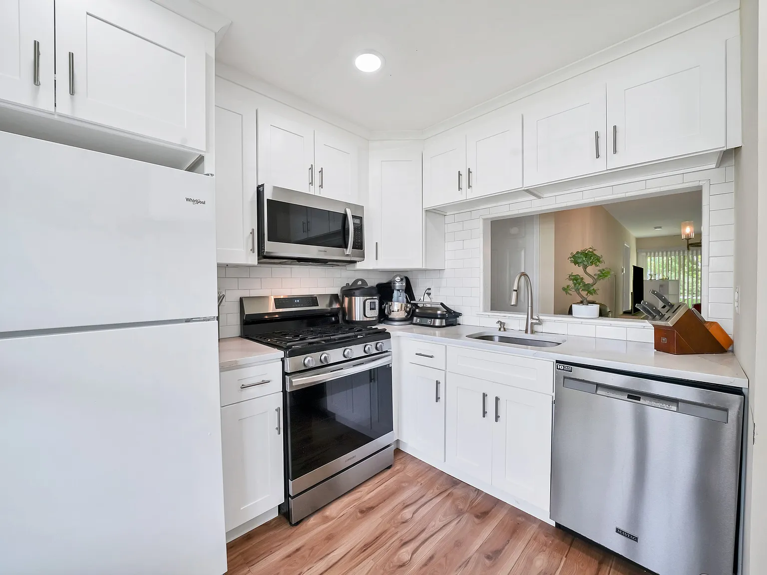 2 bed, 1065 sqft, $2,500 — Photo 2
