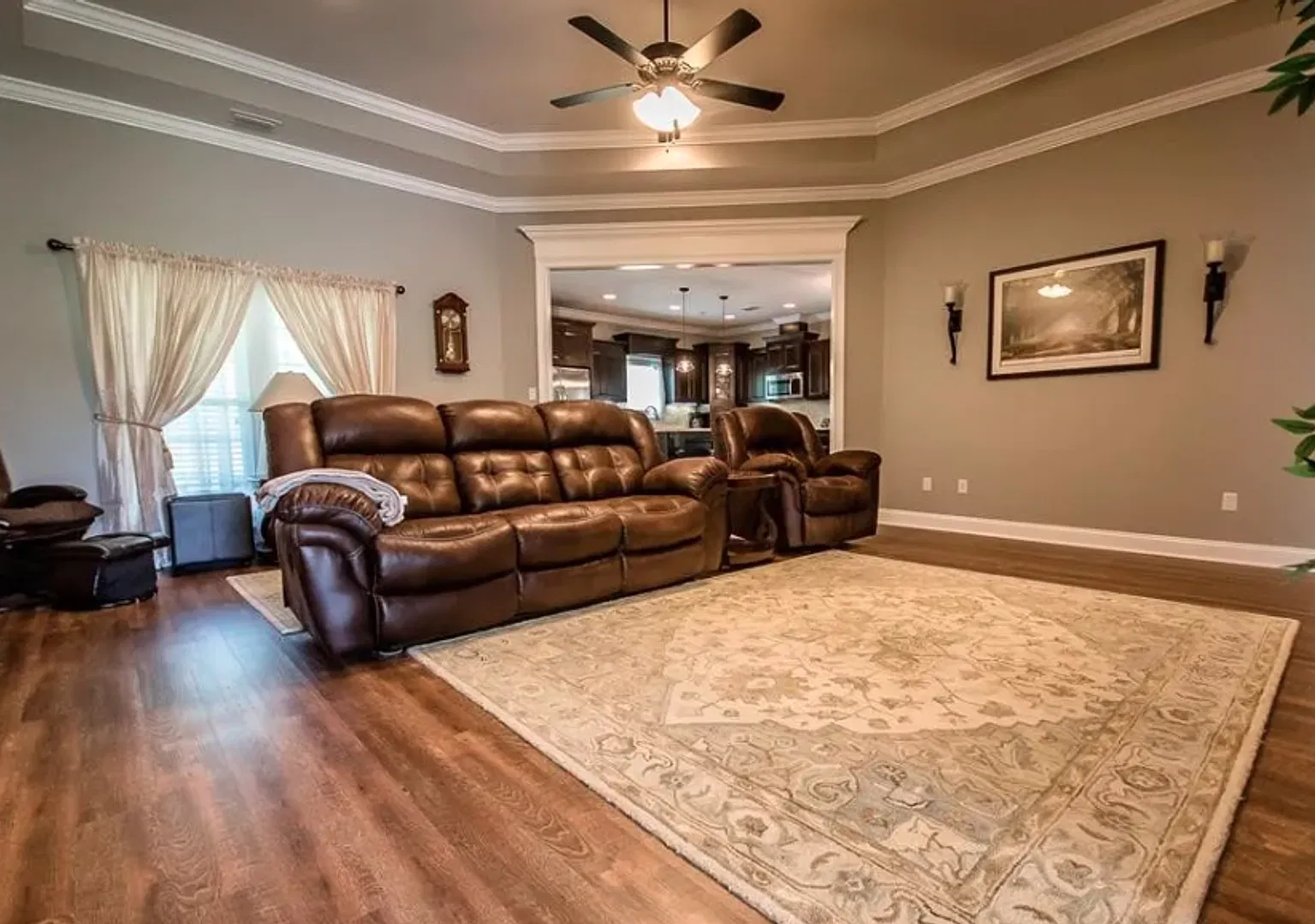 Modern 4BR/2BA Home with Granite Countertops, Island Kitchen & Screened Porch — Photo 4