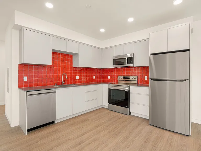 Brand New Luxury Homes! W/D, Balcony & Parking! — Photo 2