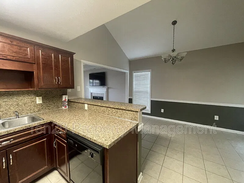 3 bed, 2.0 bath, 1379 sqft, $1,600 — Photo 3