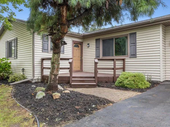 6412 Wildflower Ln, Brighton, MI 48116