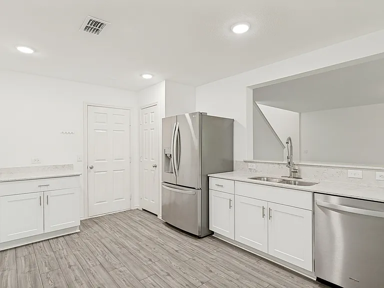498 Lake Erie Dr — Photo 10