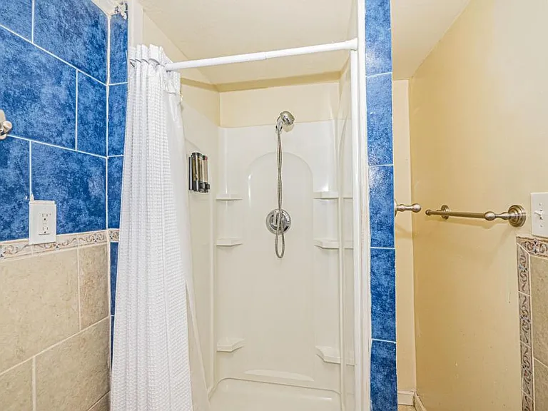 8411 Potomac Ave — Photo 12