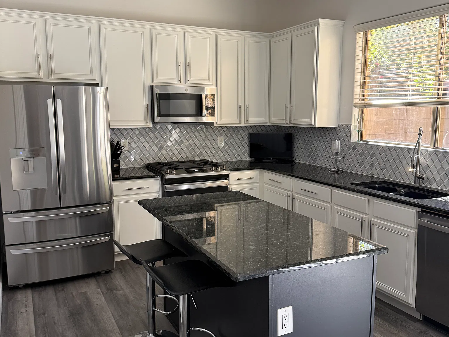 3 bed, 2137 sqft, $4,995 — Photo 4