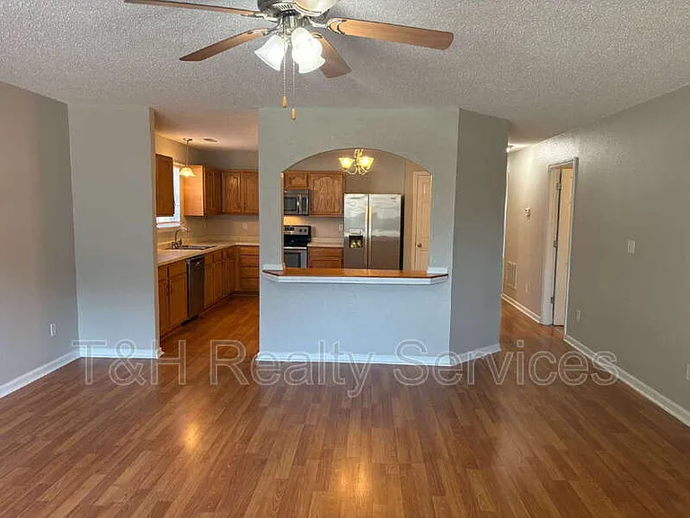 636 Locust Grove Ln — Photo 4