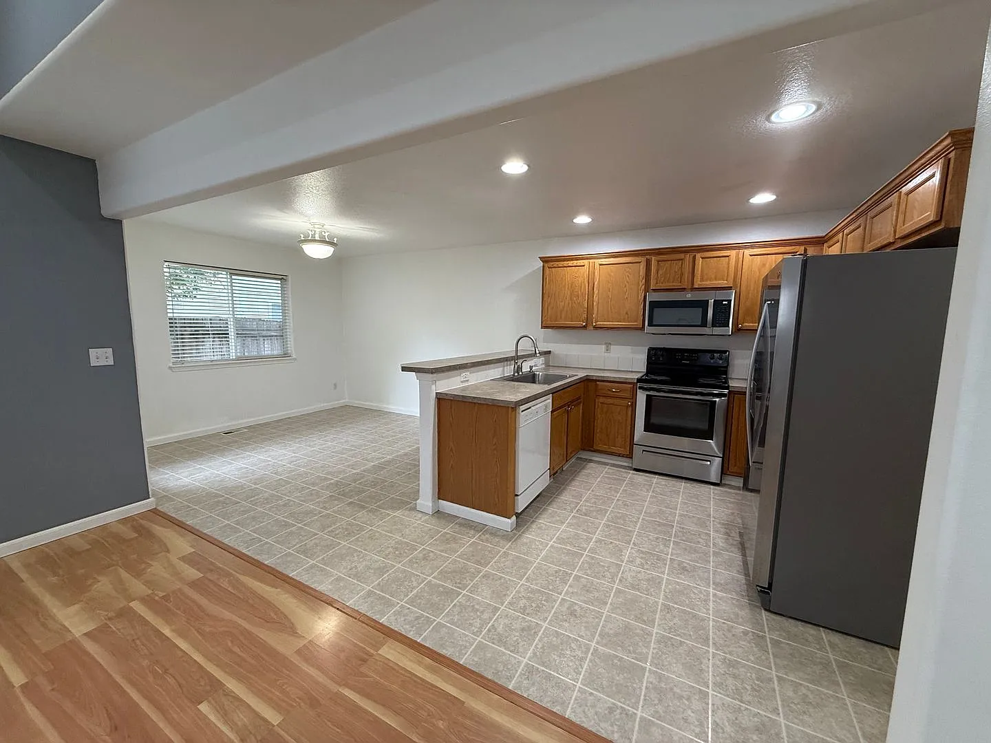 Beautifully Refreshed 2-Story in East Vancouver! 3B/2Ba with Vaulted Ceilings, Fenced Yard & 2-Ca... — Photo 3