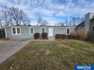 2220 W Laguna Rd, Lincoln, NE 68522
