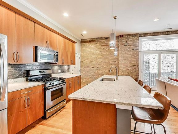 3rd image of 834 N Wood St APT 2N