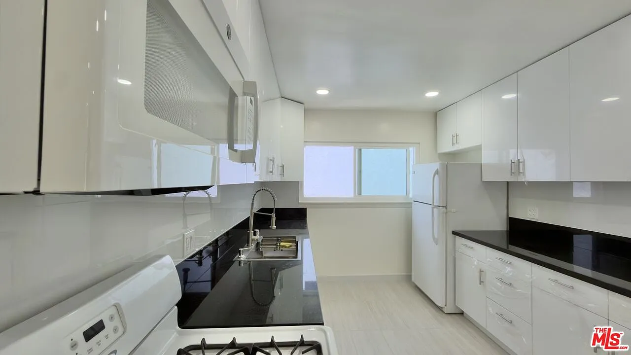 2 bed, 1.0 bath, 850 sqft, $2,995 — Photo 1