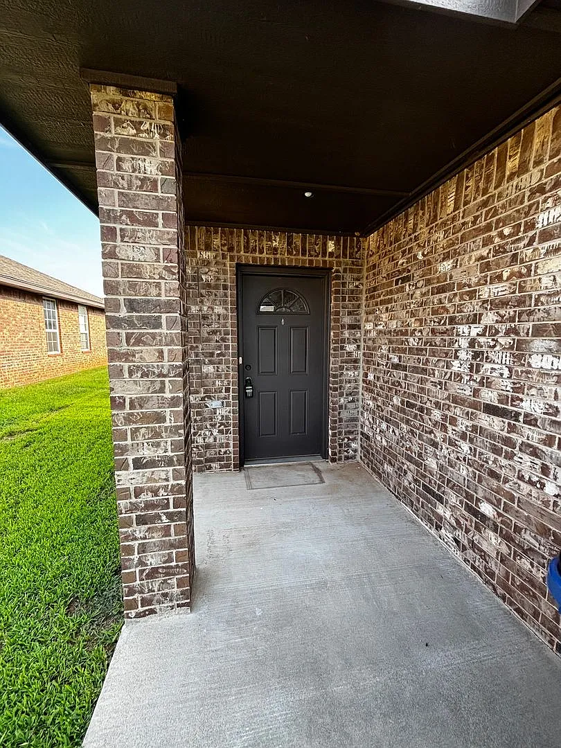 3 br 2 ba duplex with 2 car garage! — Photo 2