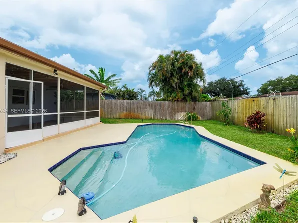 6870 Pershing St, Hollywood, FL 33024