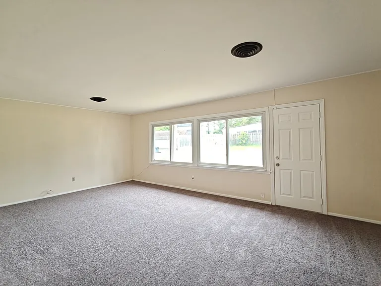 65 Sandstone Ln — Photo 3