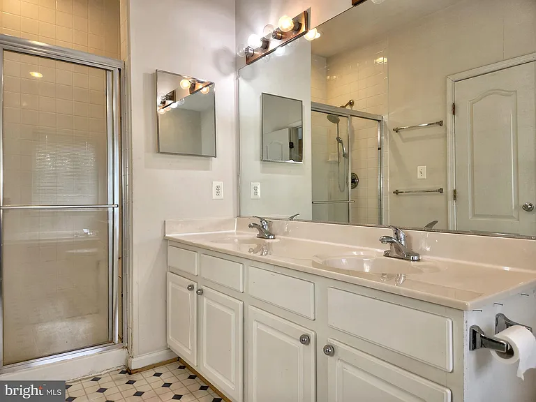 13906 Gothic Dr — Photo 32