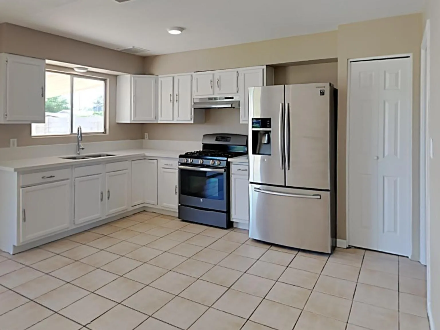 7465 W Cheryl Dr — Photo 2