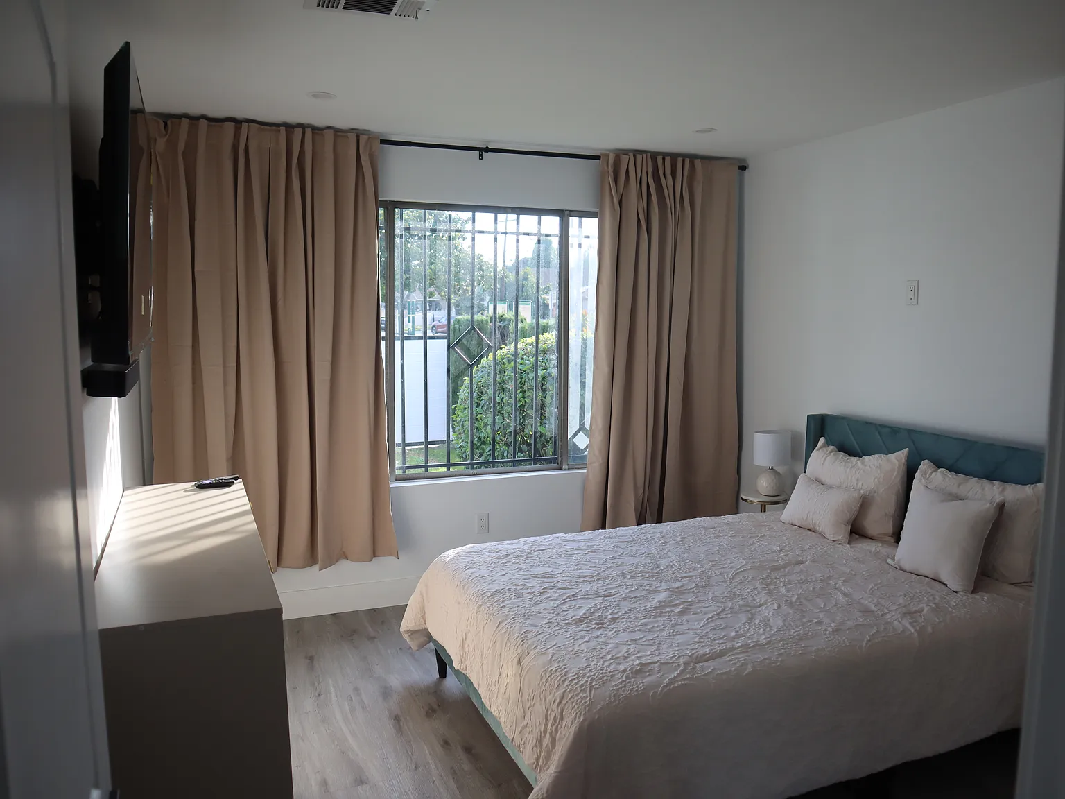 4 bed, 2400 sqft, $1,800 — Photo 1