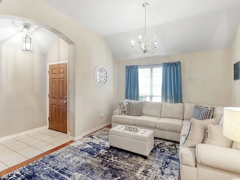 1112 Camelot Dr — Photo 5