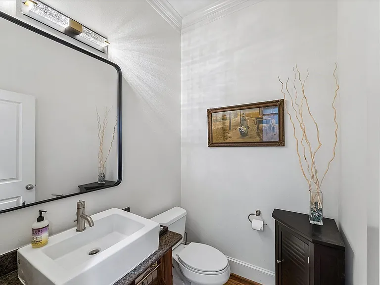315 W 15th St — Photo 24